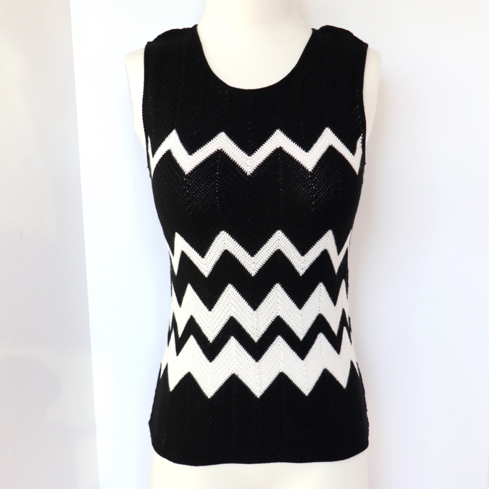 Sleeveless Jones NY knit sweater in B&W zig zags
